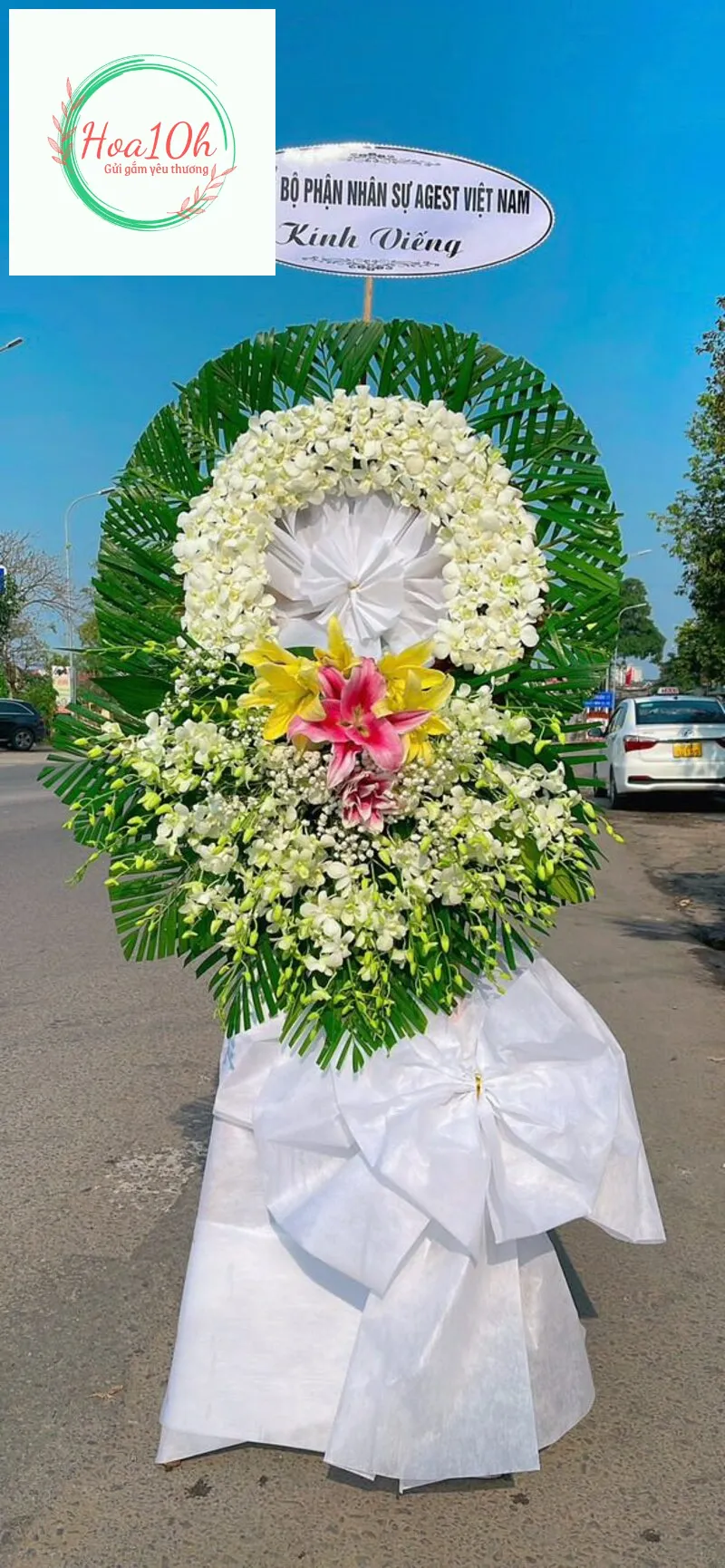 Vòng hoa viếng sự kết hợp của nhiều loài hoa