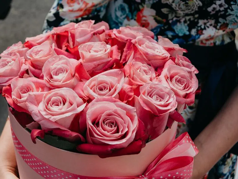 Tặng người thương một bó hoa hồng tượng trưng cho tình yêu say đắm nhân dịp Valentine