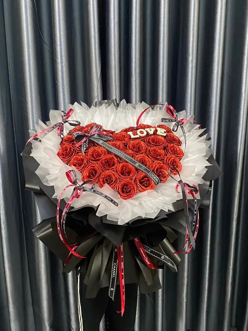 Mẫu hoa sáp thơm có chữ "love" dành tặng bạn gái