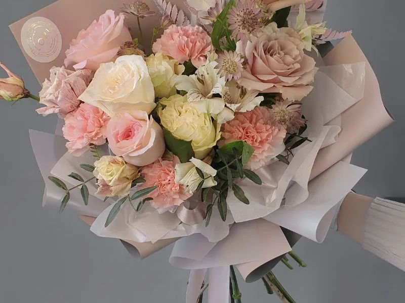 Bó hoa ngọt ngào với nhiều loại hoa hồng tặng vợ yêu ngày 20/10
