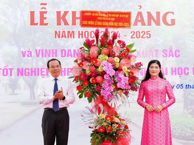 Đặt hoa khai giảng chất lượng, uy tín tại cửa hàng hoa 10h Đà Nẵng