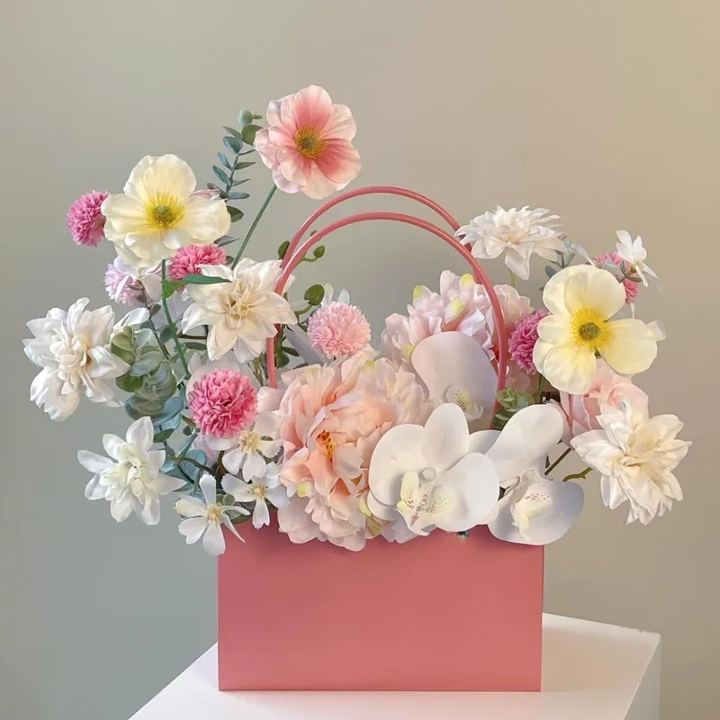 Giỏ hoa lụa đẹp như thật bền bỉ, lâu dài tượng trưng cho tình yêu vĩnh cửu