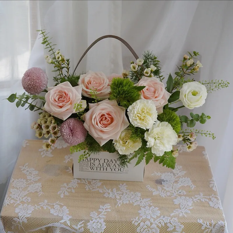 Giỏ hoa phối màu pastel nhẹ nhàng được giới nữ yêu thích