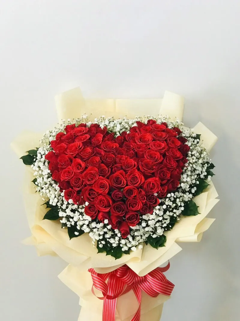 Mẫu bó hoa hồng đỏ xếp hình trái tim bán chạy trong mùa Valentine