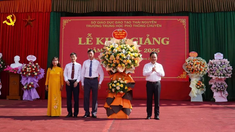 Hoa hồng là một trong những loại hoa được ưa chuộng để tặng lễ khai giảng