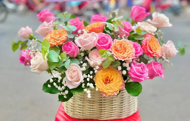 Lẵng hoa để bàn mừng ngày cưới đẹp lãng mạn