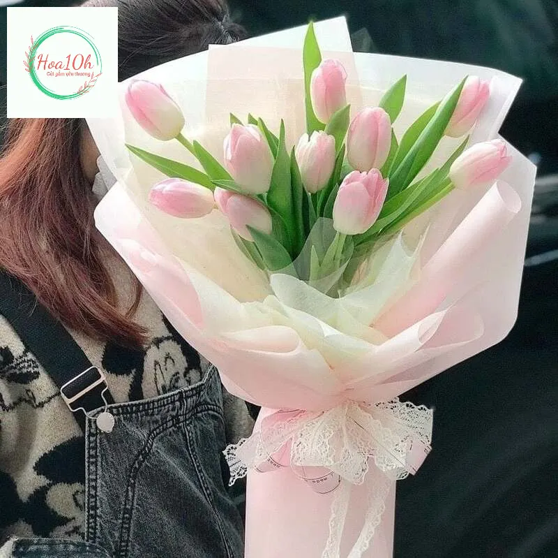 Bó hoa tulip đủ màu sắc tươi tắn.
