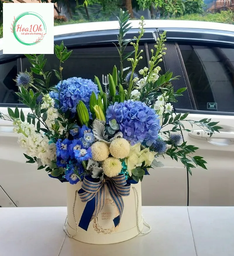Tú Cầu xanh tượng trương cho sự may mắn, màu xanh tượng trưng cho tươi mới