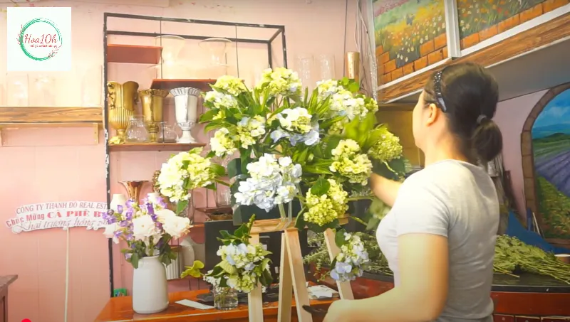Điểm thêm một ý hoa phụ giúp kệ hoa thêm phần đầy đặn và đẹp mắt
