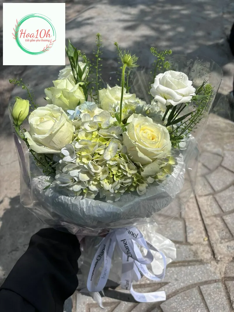 Bình hoa cẩm tú cầu màu xanh trắng nhẹ nhàng.
