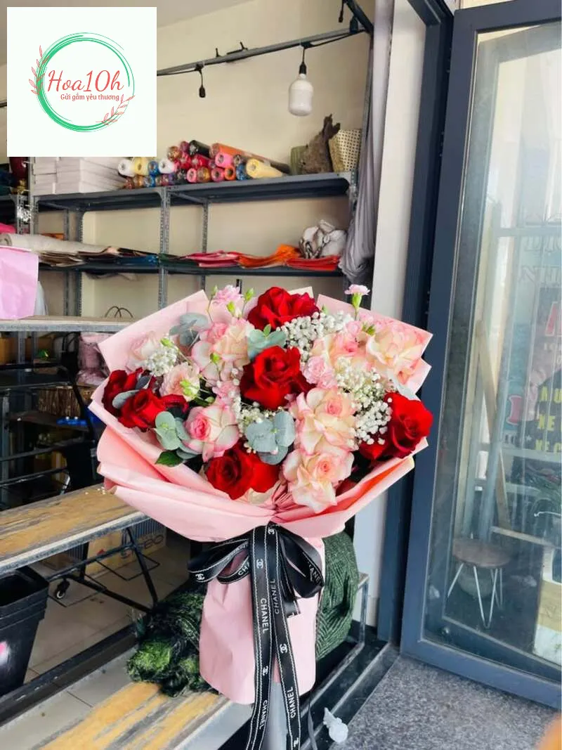 Bó hoa baby trắng tinh khôi kết hợp cùng hoa hồng.