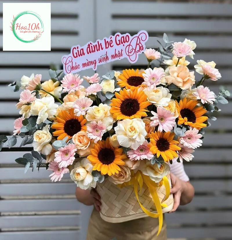 Giỏhoa tặng bà hoa hương dương kết hợp hơ hồng nhẹ nhàng