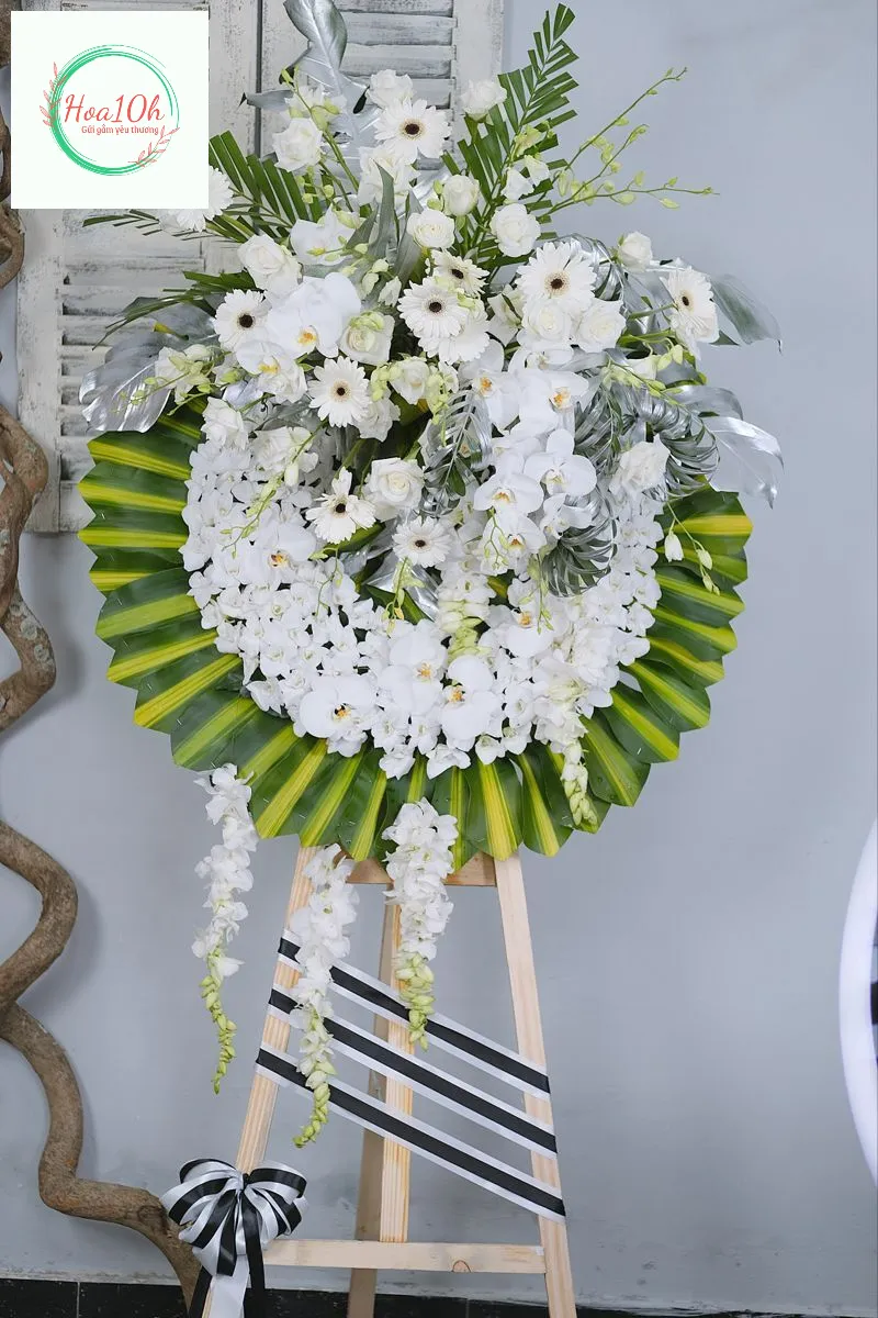 Vòng hoa huệ trắng thể hiện sự thanh khiết, chia buồn cũng gia chủ