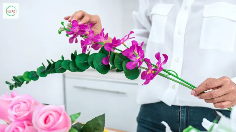 Cắm cành hoa chính để bố trí hoa cho phù hợp