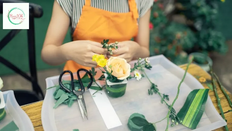 Cắm hoa chính để cố định bố cực của hoa