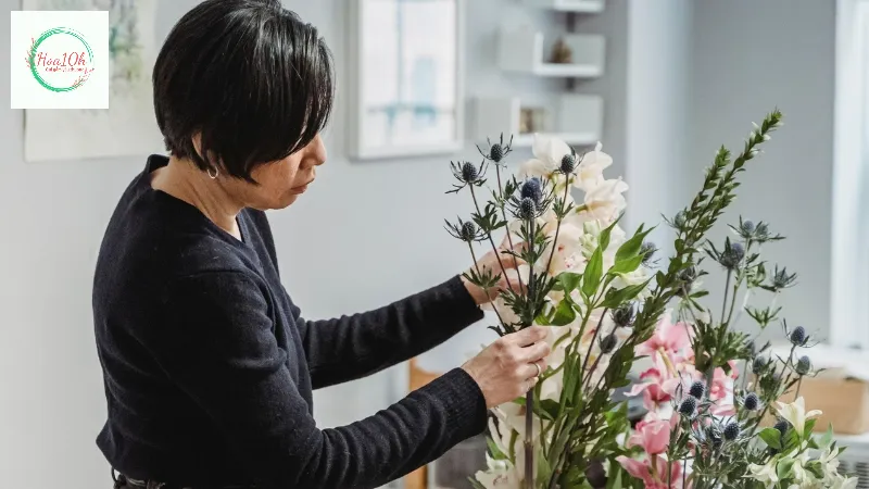 Loại bỏ phần lá thừa tránh vi khuẩn lây lan qua các cánh hoa khác