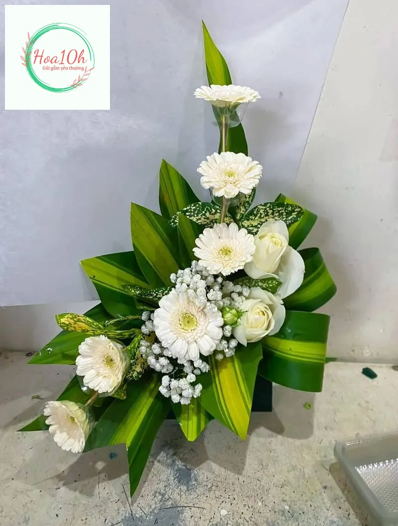 Mẫu cắm hoa bàn thờ Thần Tài màu trắng mix hoa bi
