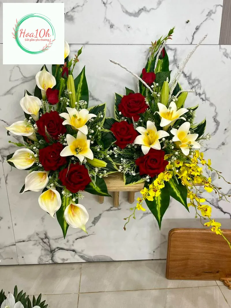 Mẫu cắm hoa bàn thờ ngày Tết rực rỡ chỉnh chu hơn khi phối nhiều loại hoa như hồng, lý, lan